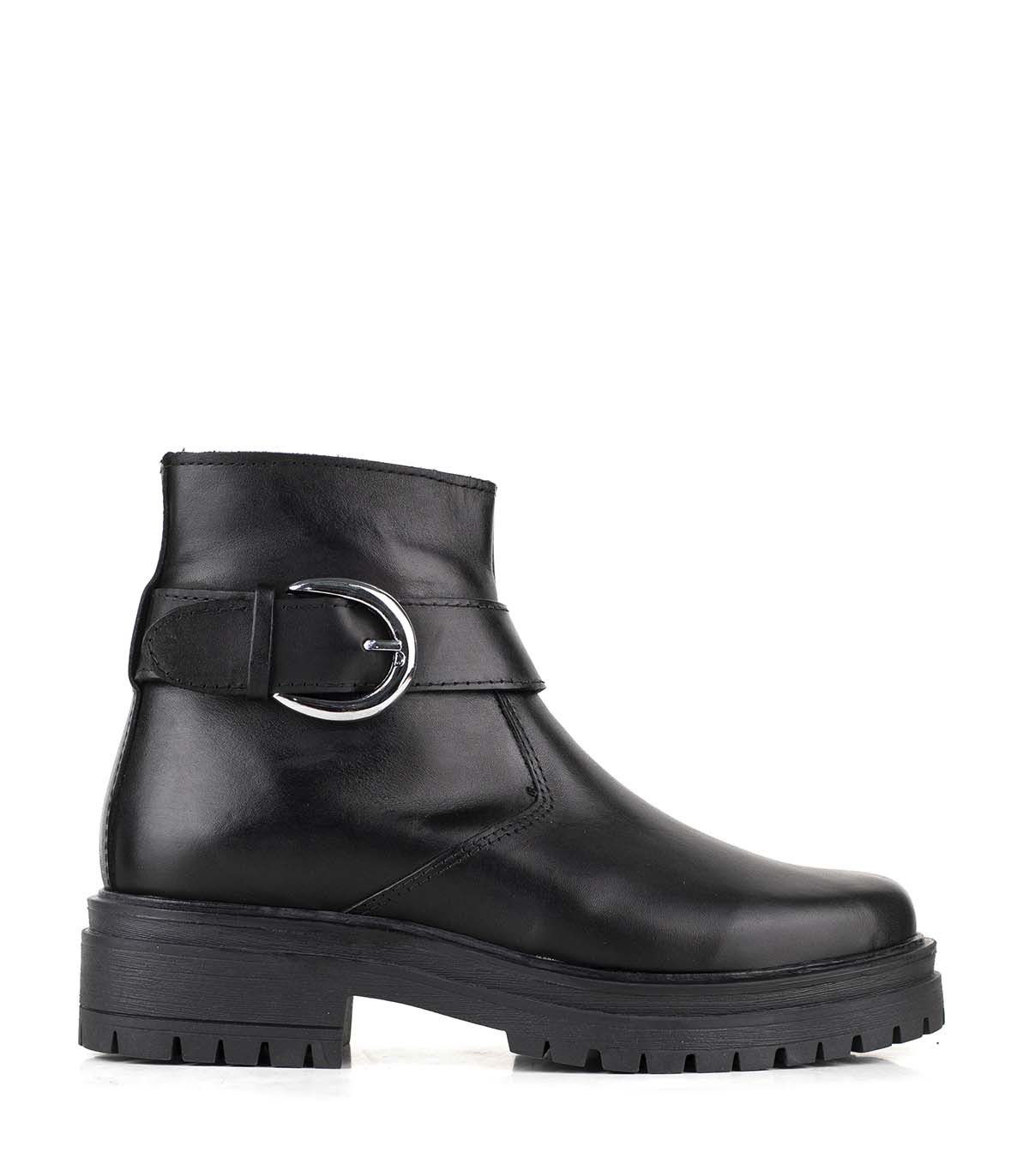 Botas cortas de cuero con hebilla