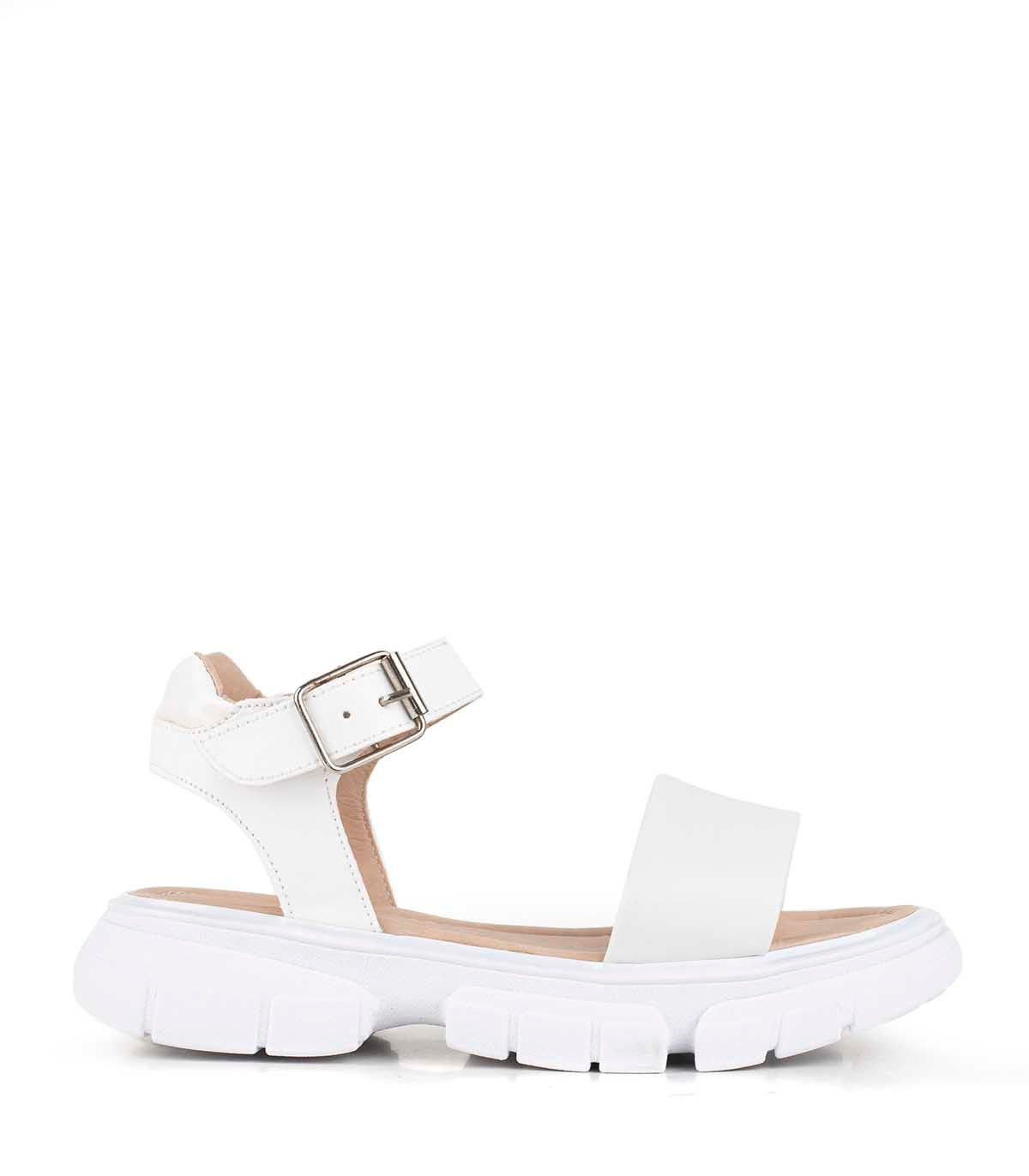 Sandalia urbana símil con base chunky