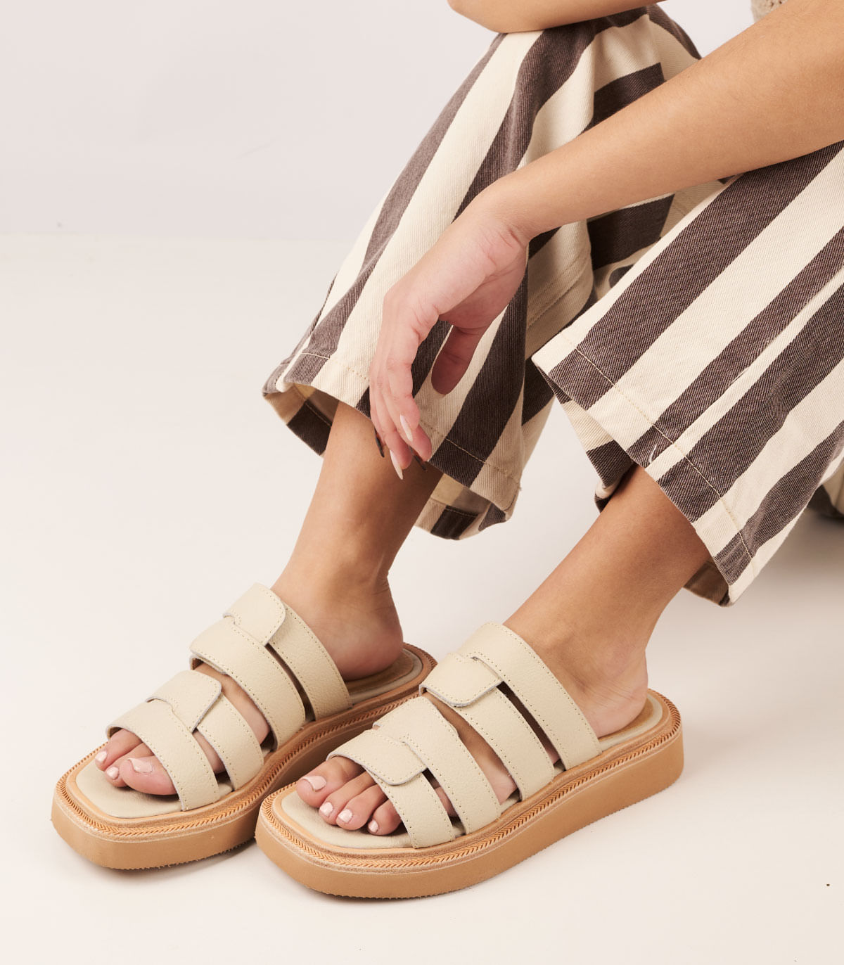 Zueco de cuero con tiras Batistella