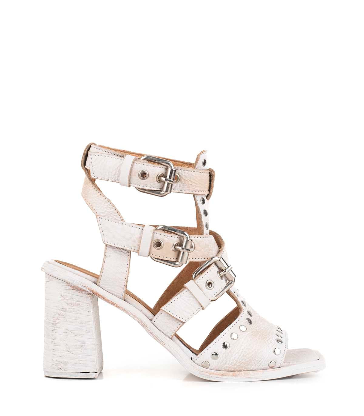 Sandalia alta de cuero con tachas y hebillas