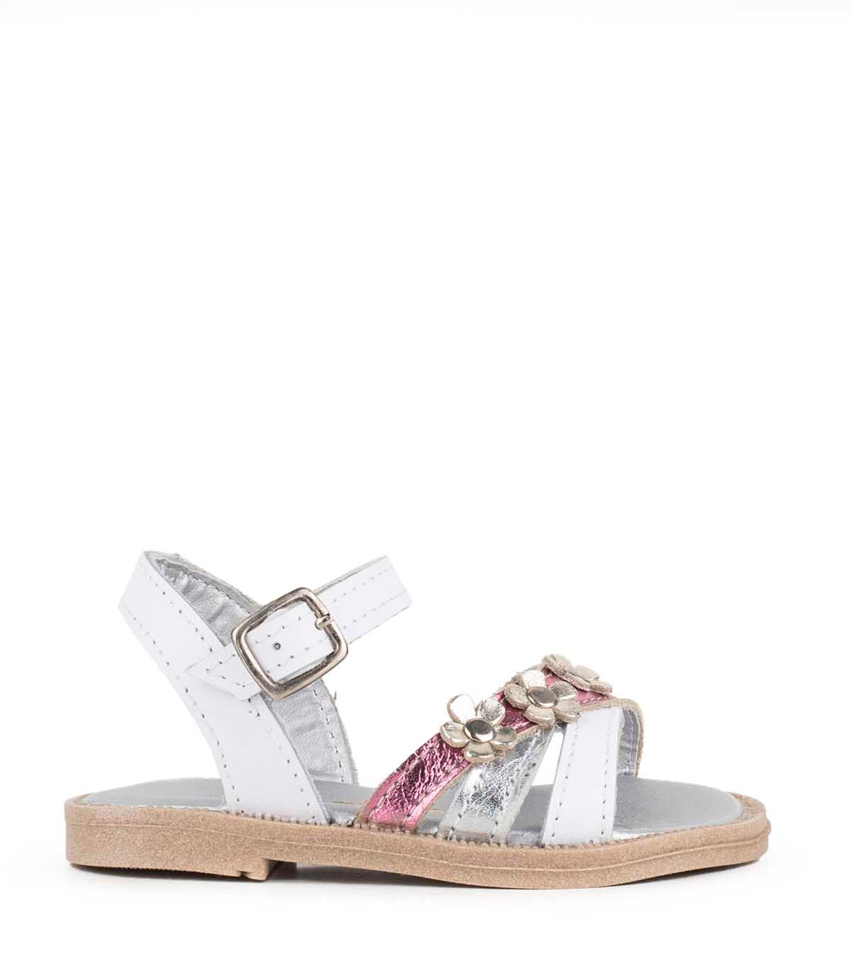 Sandalia de cuero con flores metálicas