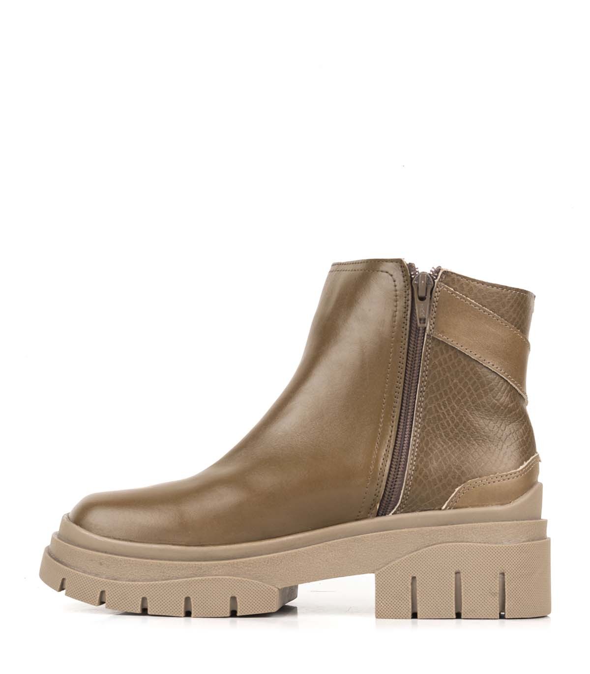 Botas cortas con tramas de cuero en roca — imagen 7