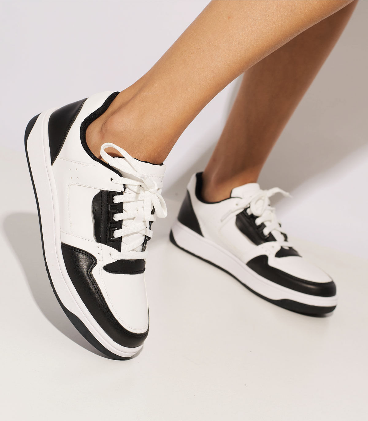 Zapatillas urbanas de símil cuero de Batistella