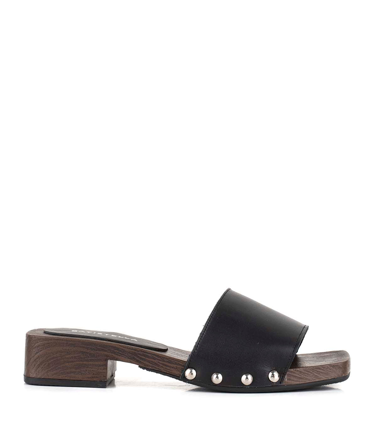 Zuecos de cuero con taco bajo y tachas — imagen 2