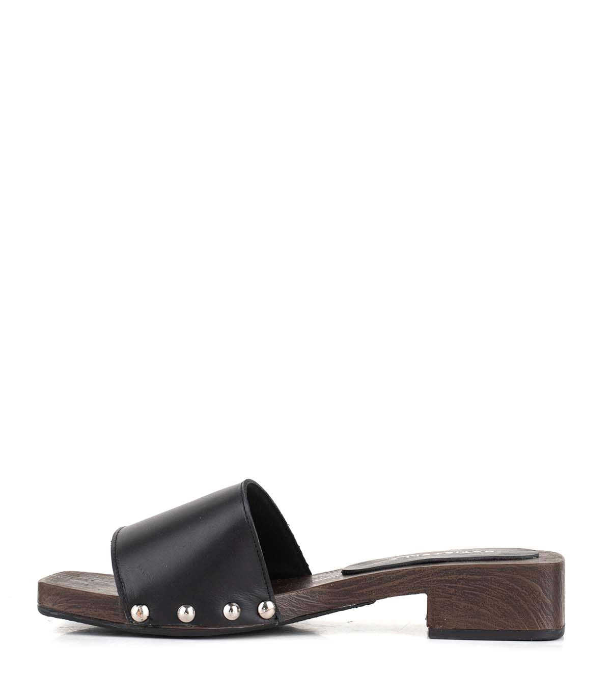 Zuecos de cuero con taco bajo y tachas — imagen 3