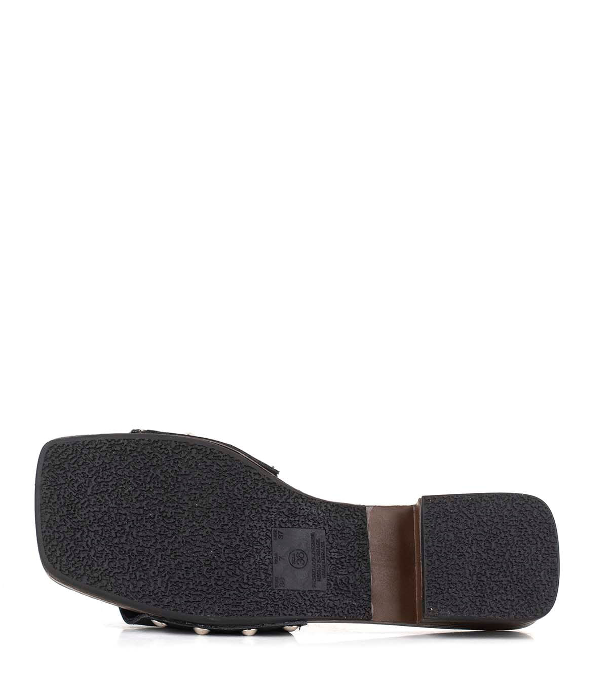 Zuecos de cuero con taco bajo y tachas — imagen 4
