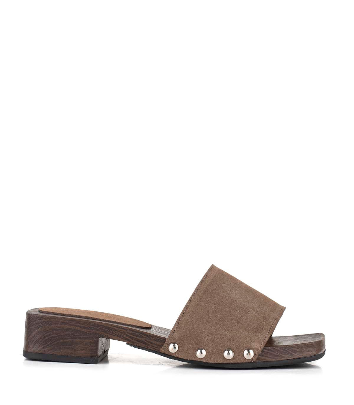 Zuecos de gamuza con taco bajo y tachas — imagen 2