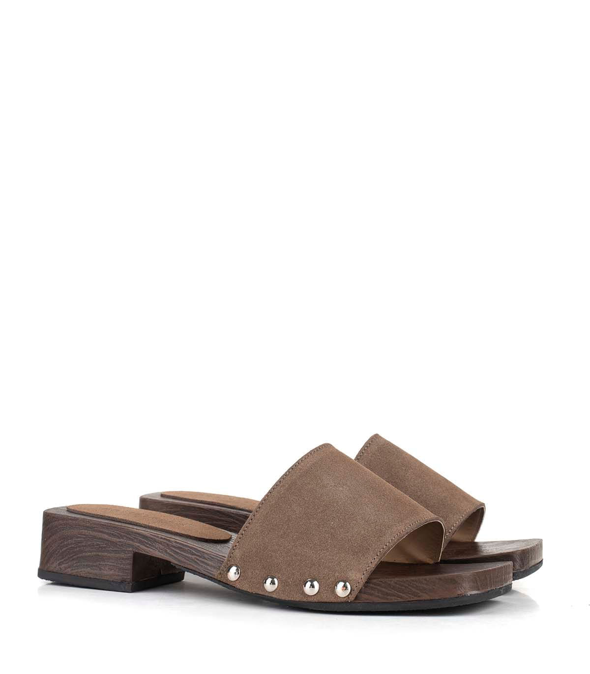 Zuecos de gamuza con taco bajo y tachas — imagen 5