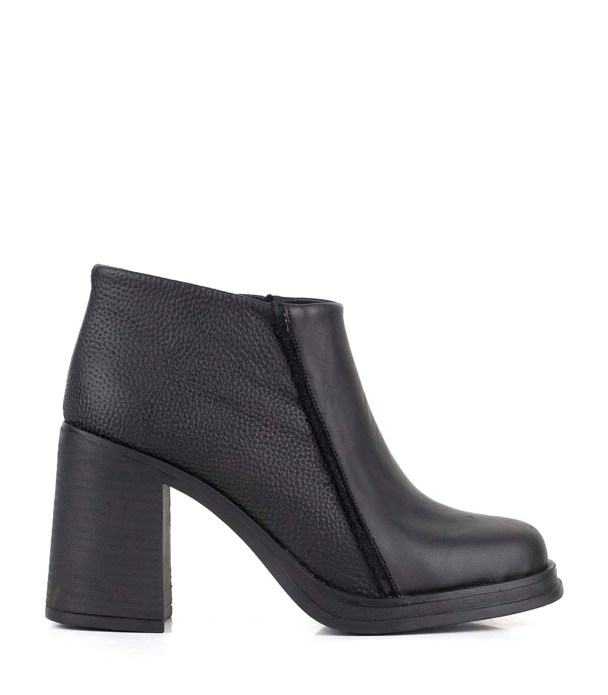 Bota corta de cuero con taco alto
