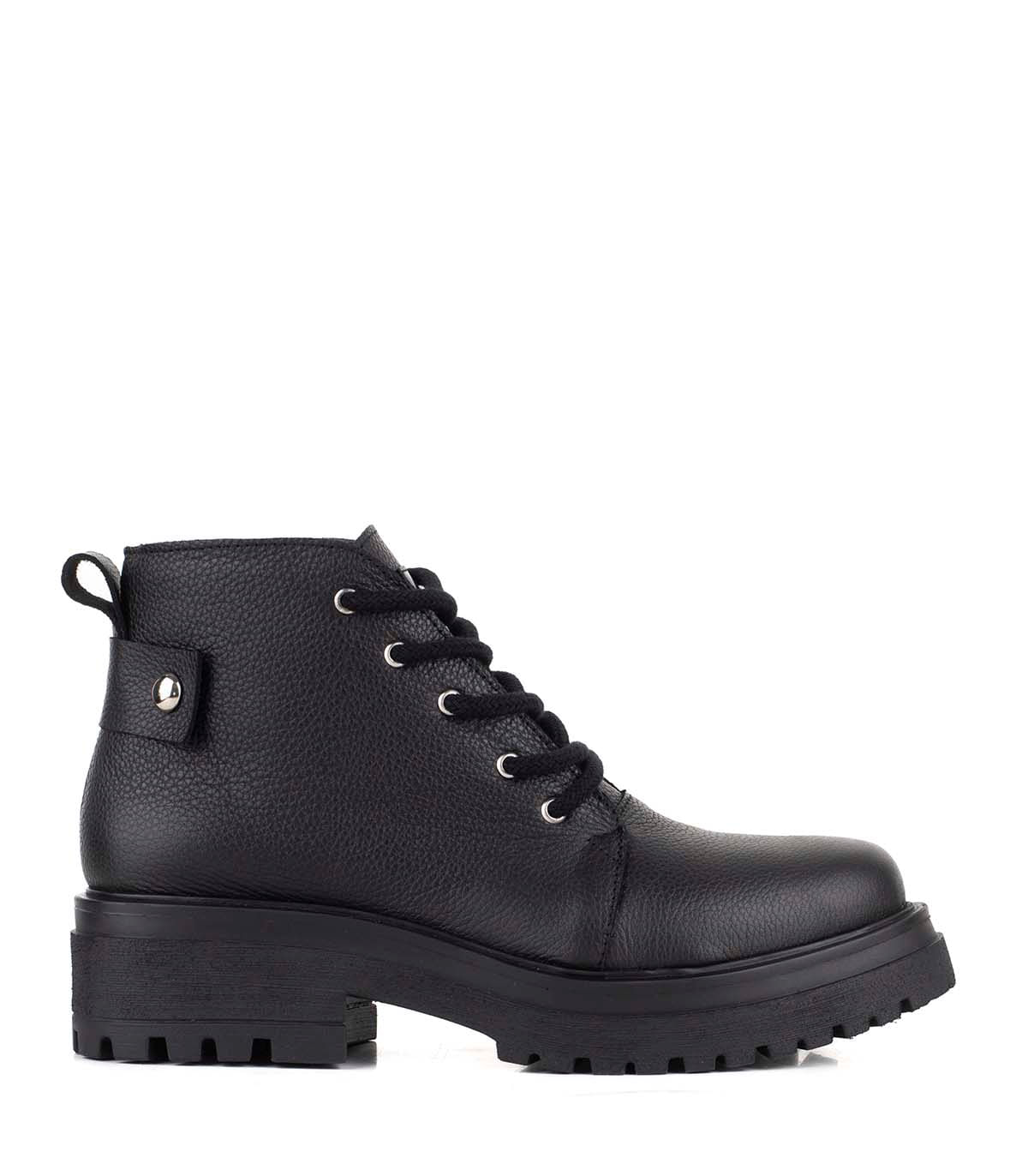 Borcego de cuero con base tractorada