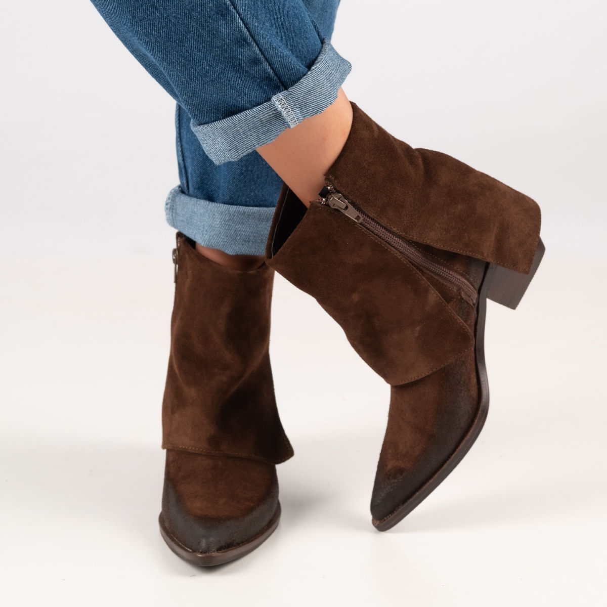 Bota corta de cuero gamuzado con taco medio
