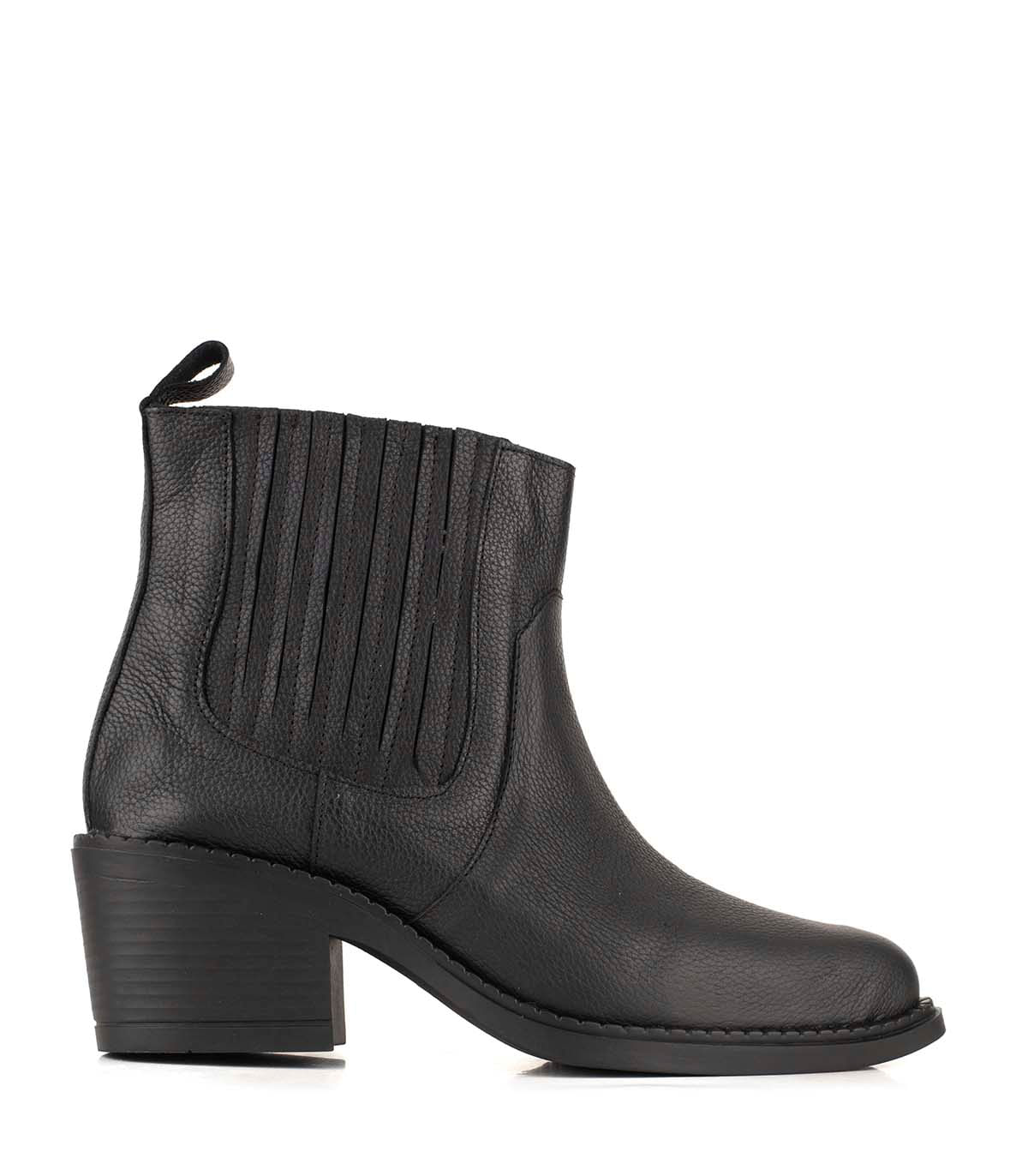Bota corta de cuero con detalle de tiras