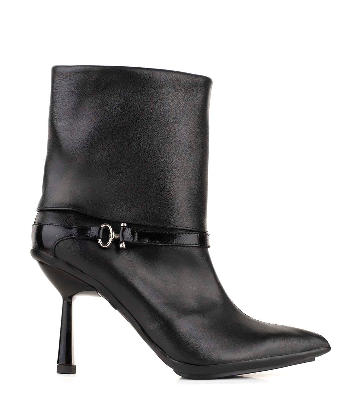 Bota corta de cuero con herraje metálico
