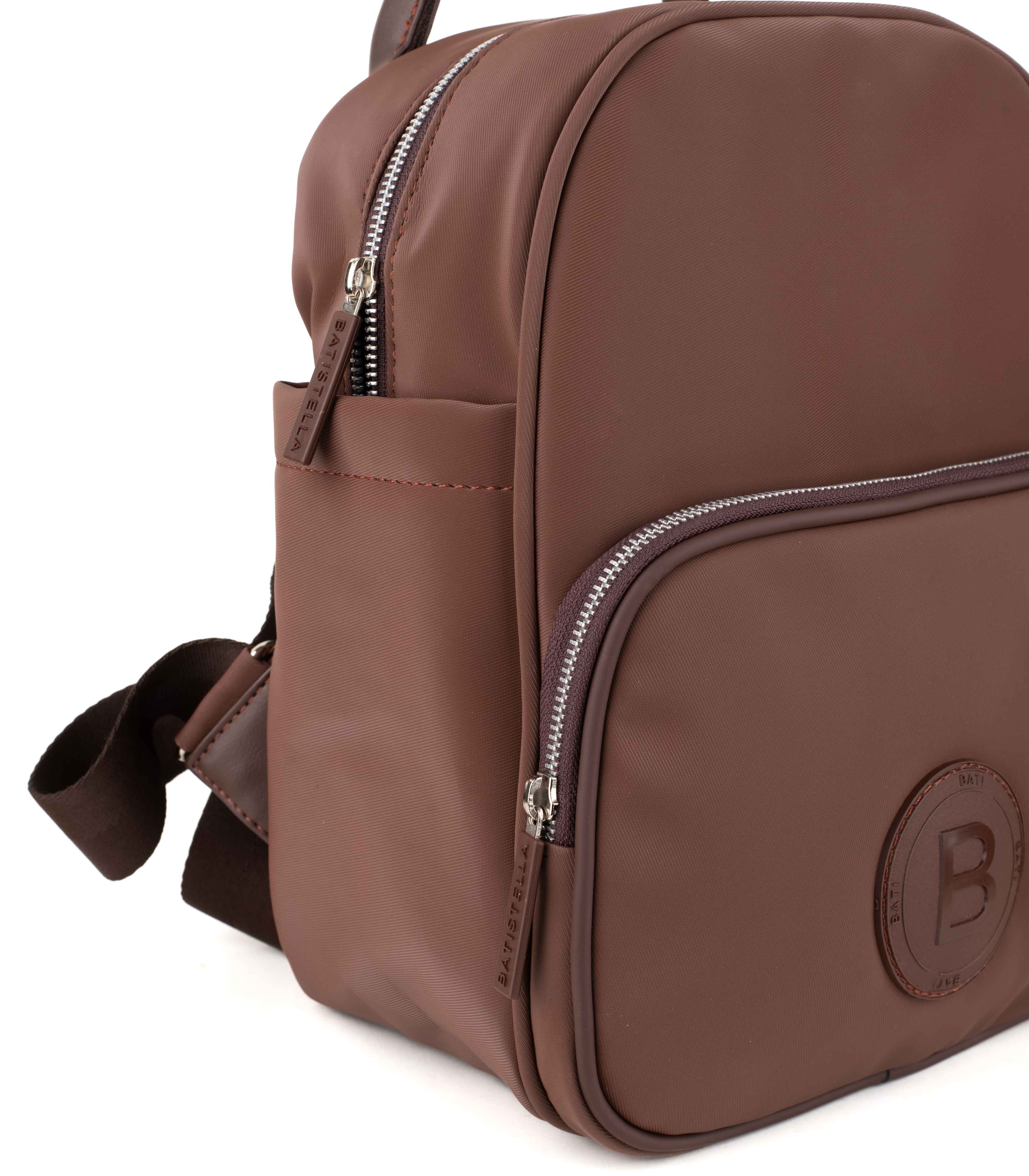 Mochila de simil cuero con bolsillo frontal — imagen 4