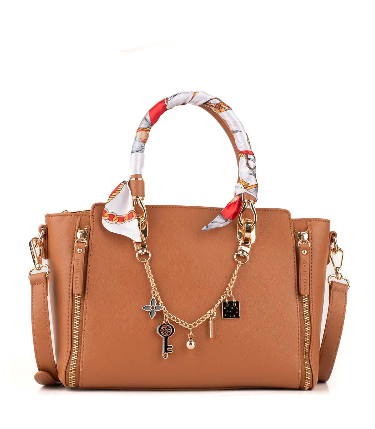 Cartera en simil cuero con charms decorativos