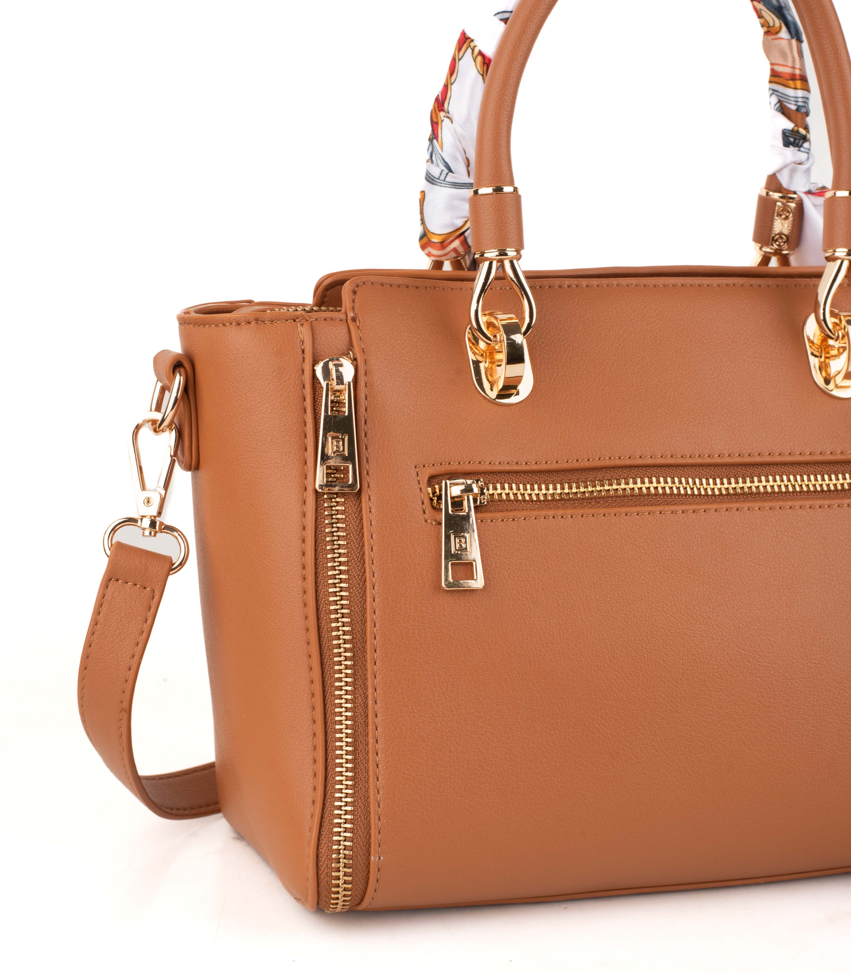 Cartera en simil cuero con charms decorativos — imagen 4
