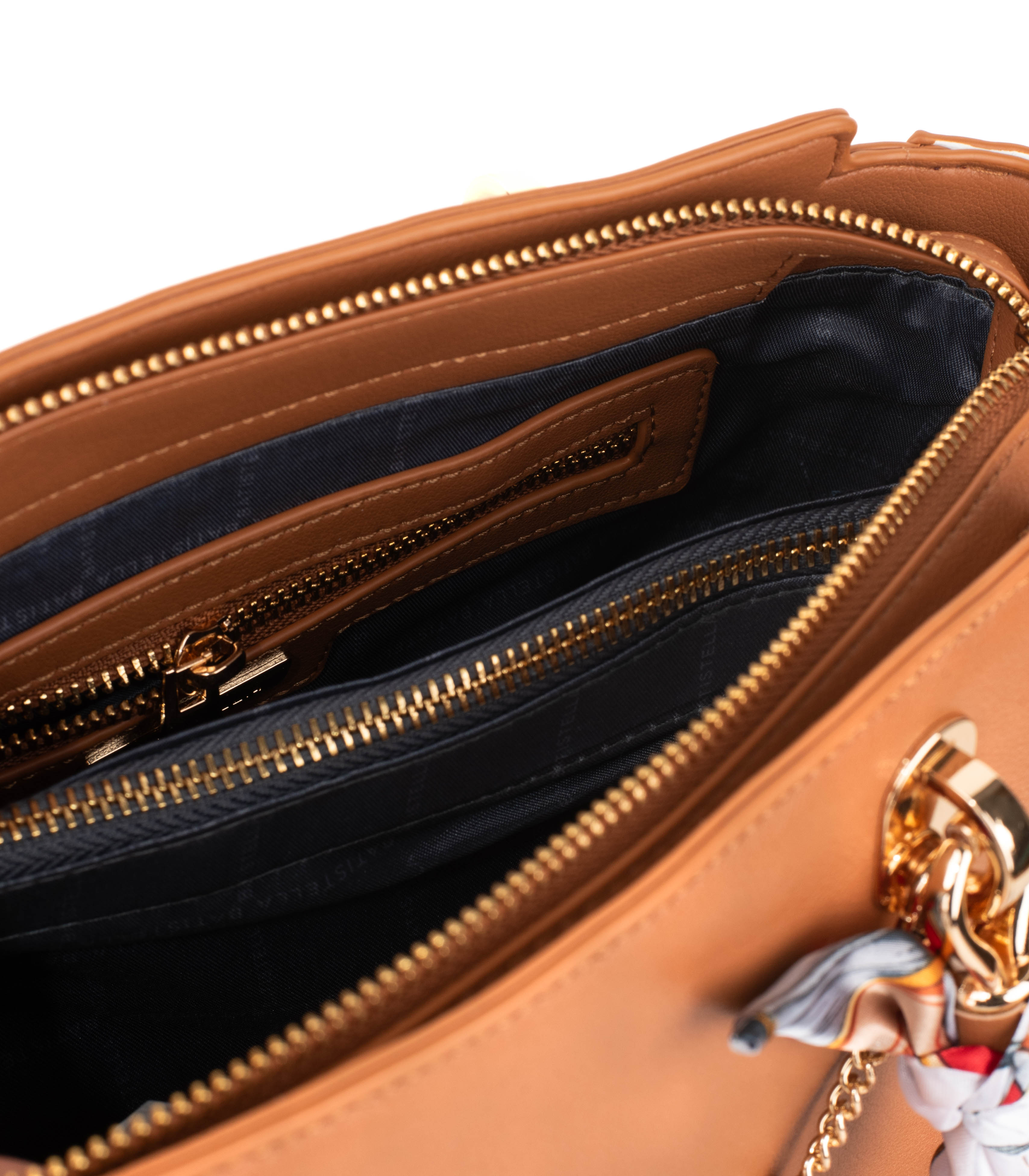 Cartera en simil cuero con charms decorativos — imagen 5