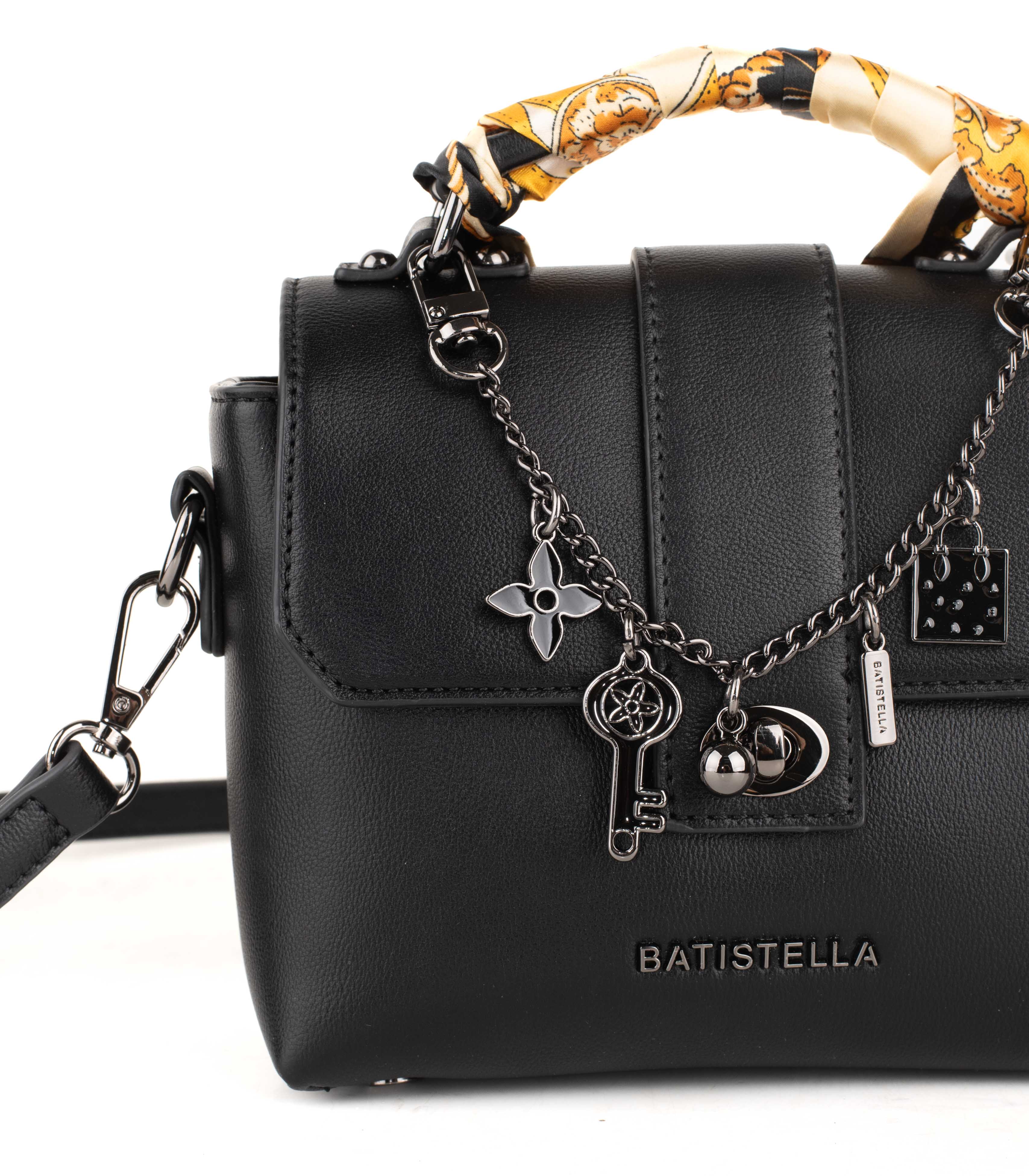 Bandolera de simil cuero con solapa y charms decorativos — imagen 6