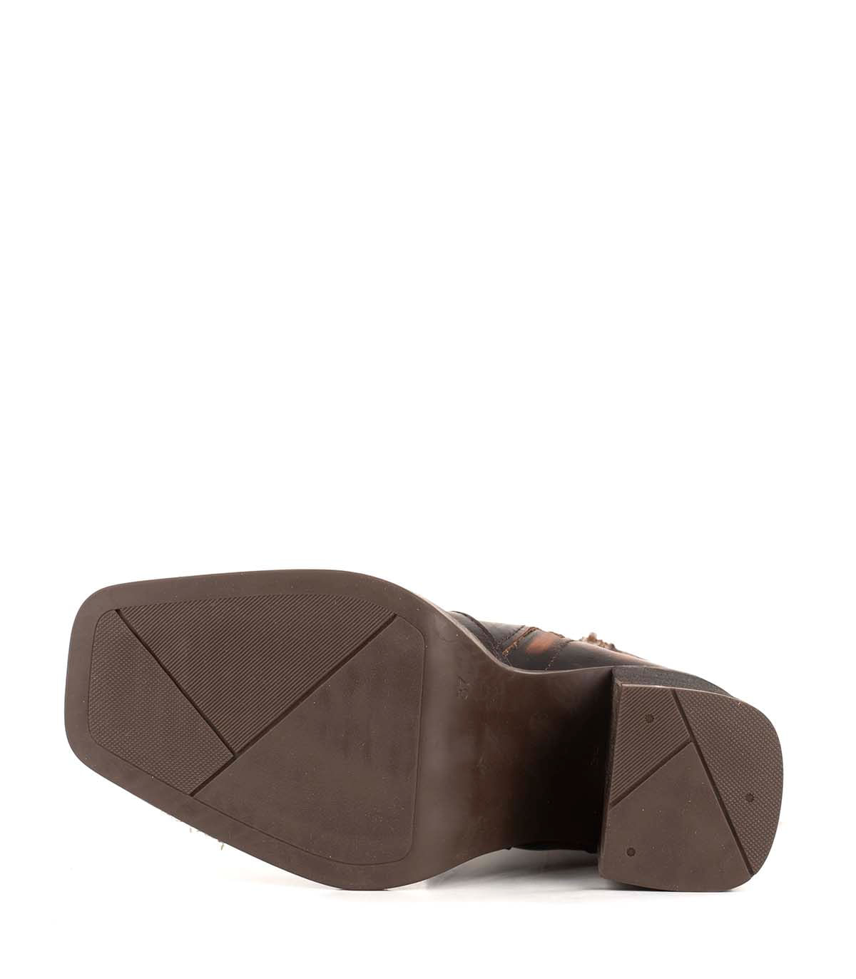 Bota corta de cuero con hebillas y taco alto — imagen 3