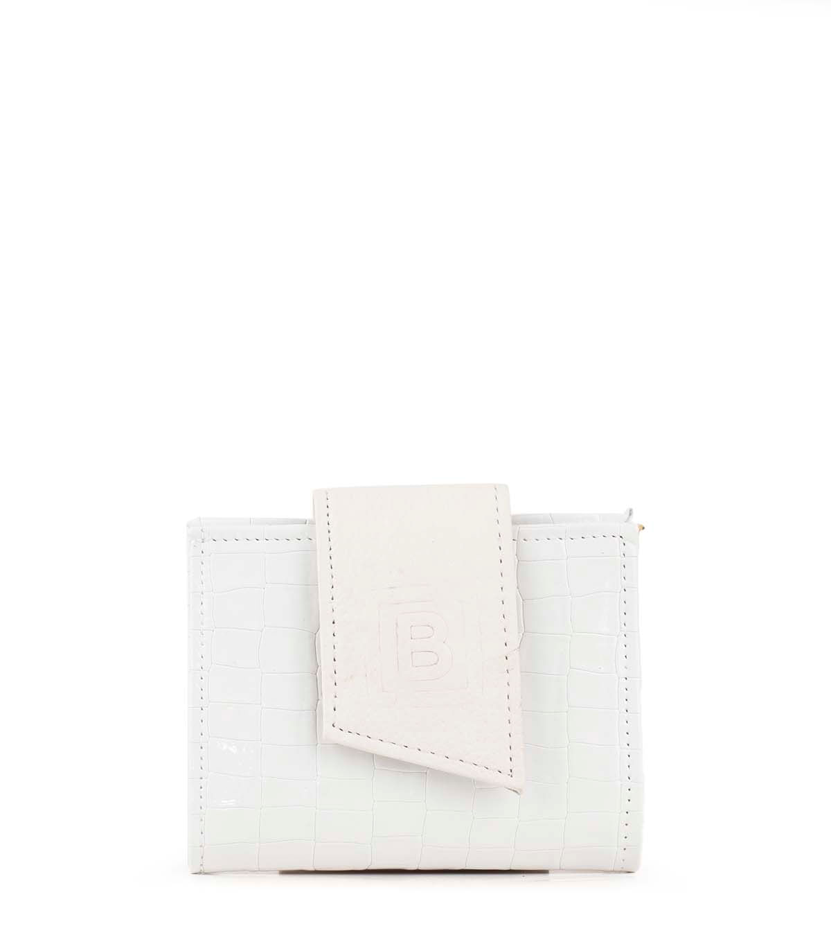 Billetera de cuero con solapa y diseño texturado
