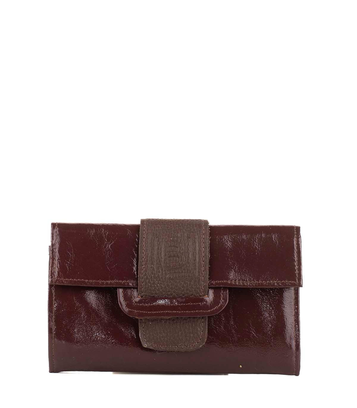 Billetera de cuero con solapa y diseño croco