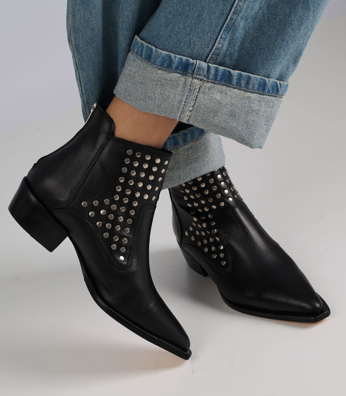 Bota corta de cuero con tachas