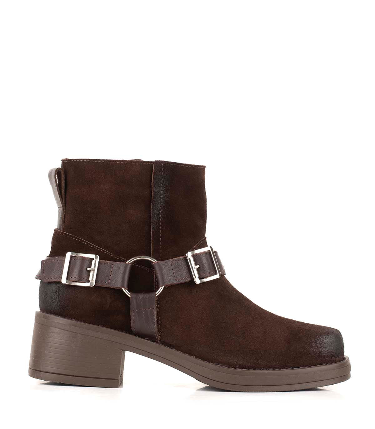Bota corta de cuero y gamuza con hebillas