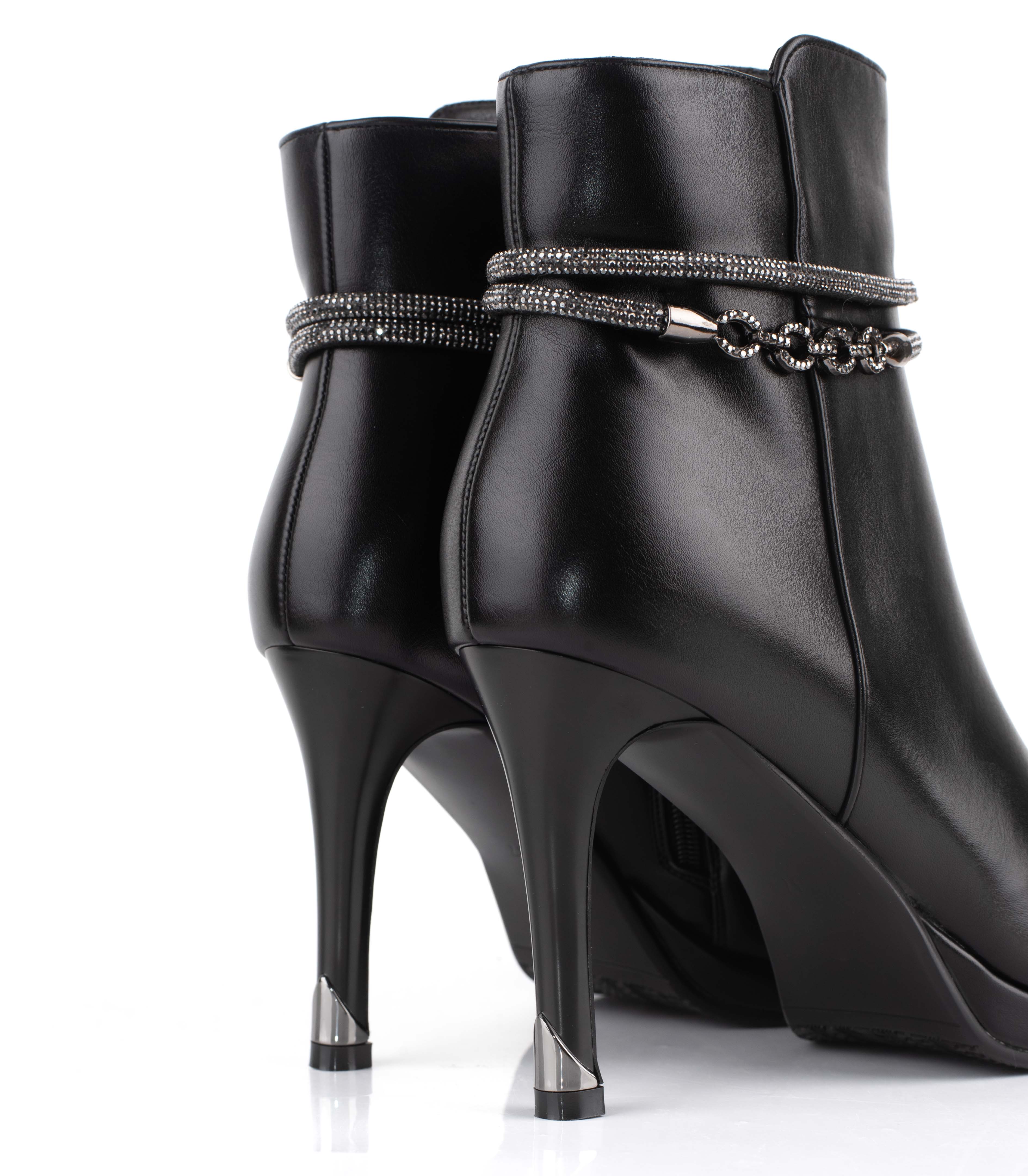 Bota corta de simil cuero con taco alto y detalle Batistella — imagen 6