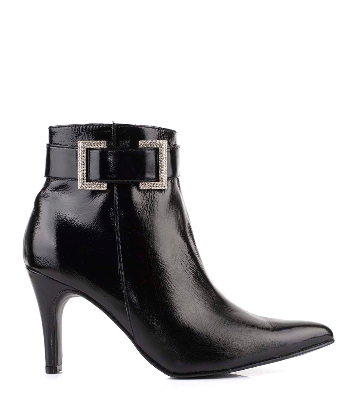 Bota corta de charol con taco alto