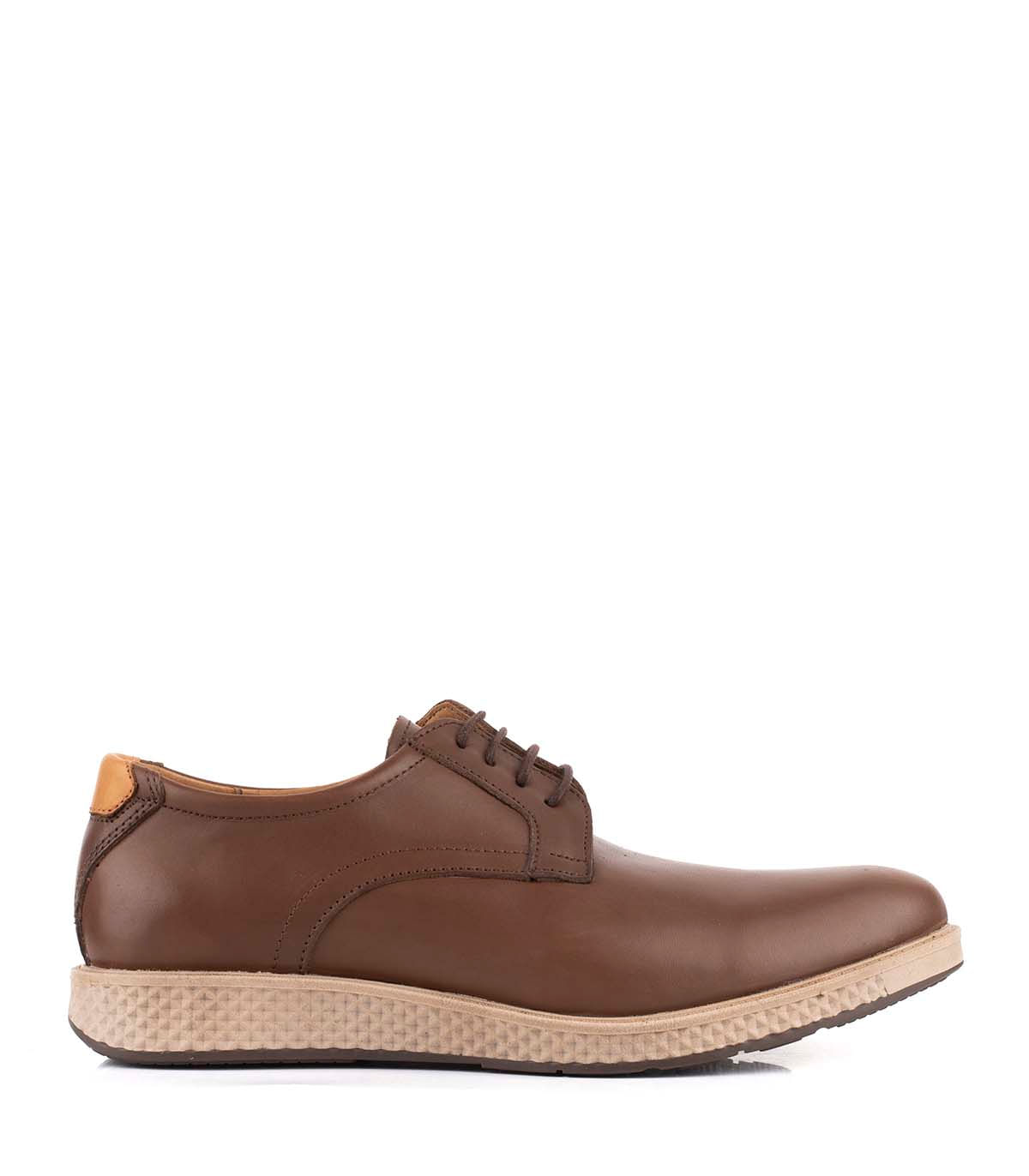 Zapato de cuero con cordones y suela texturada color camel