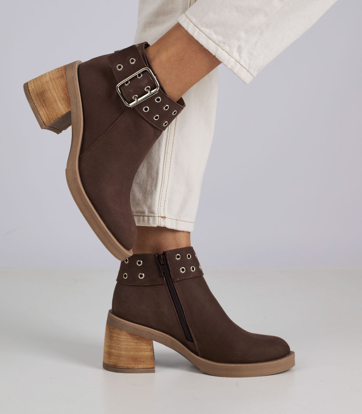 Botas cortas de cuero con aplique y base antideslizante