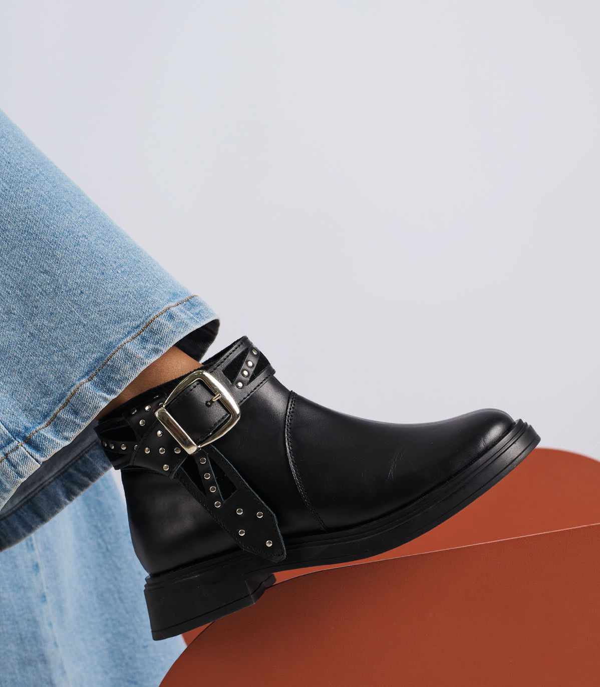 Botas caña baja de cuero con cinta desmontable
