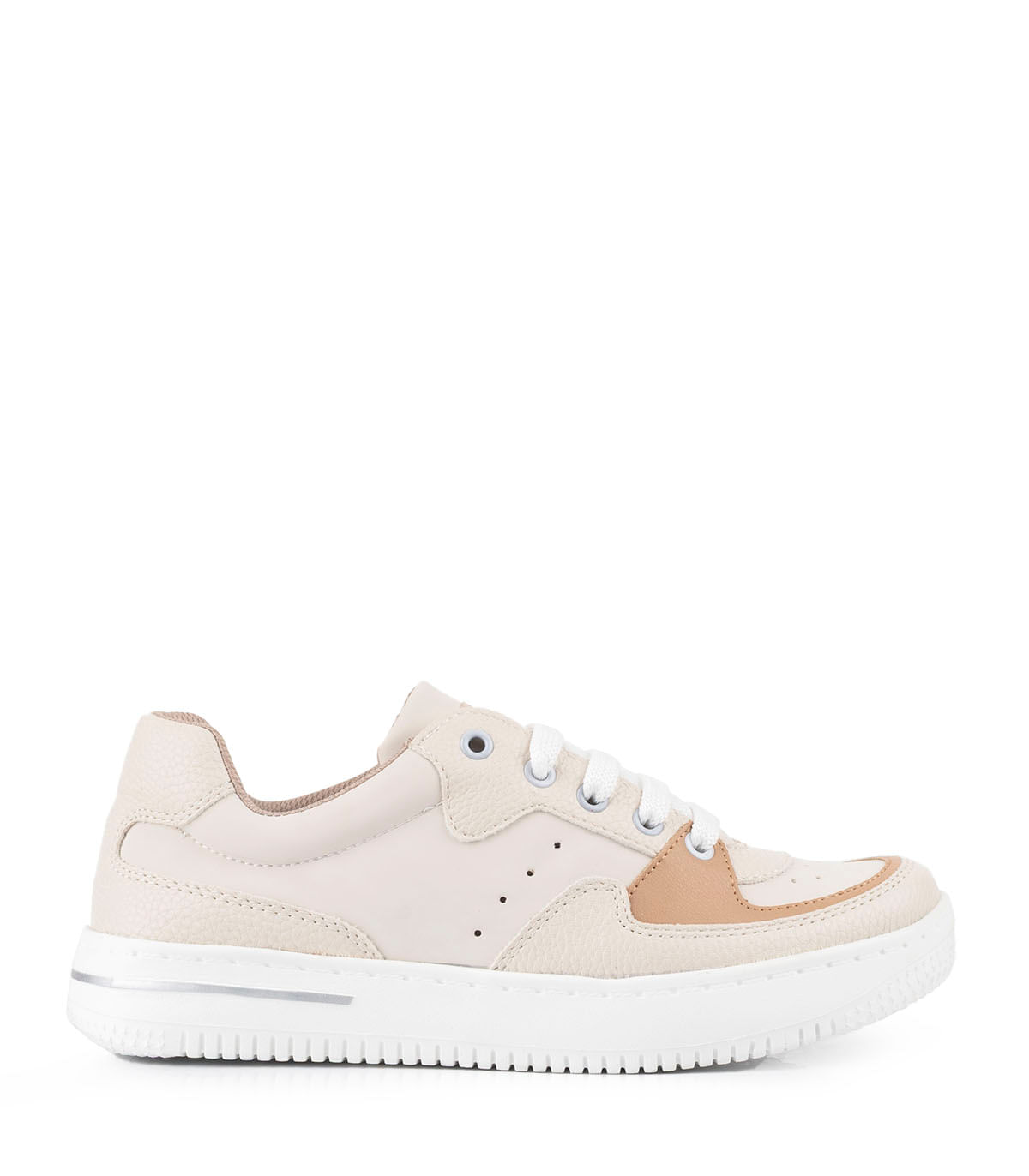 Zapatilla urbana en simil cuero combinada con suela confort de color camel de Batistella