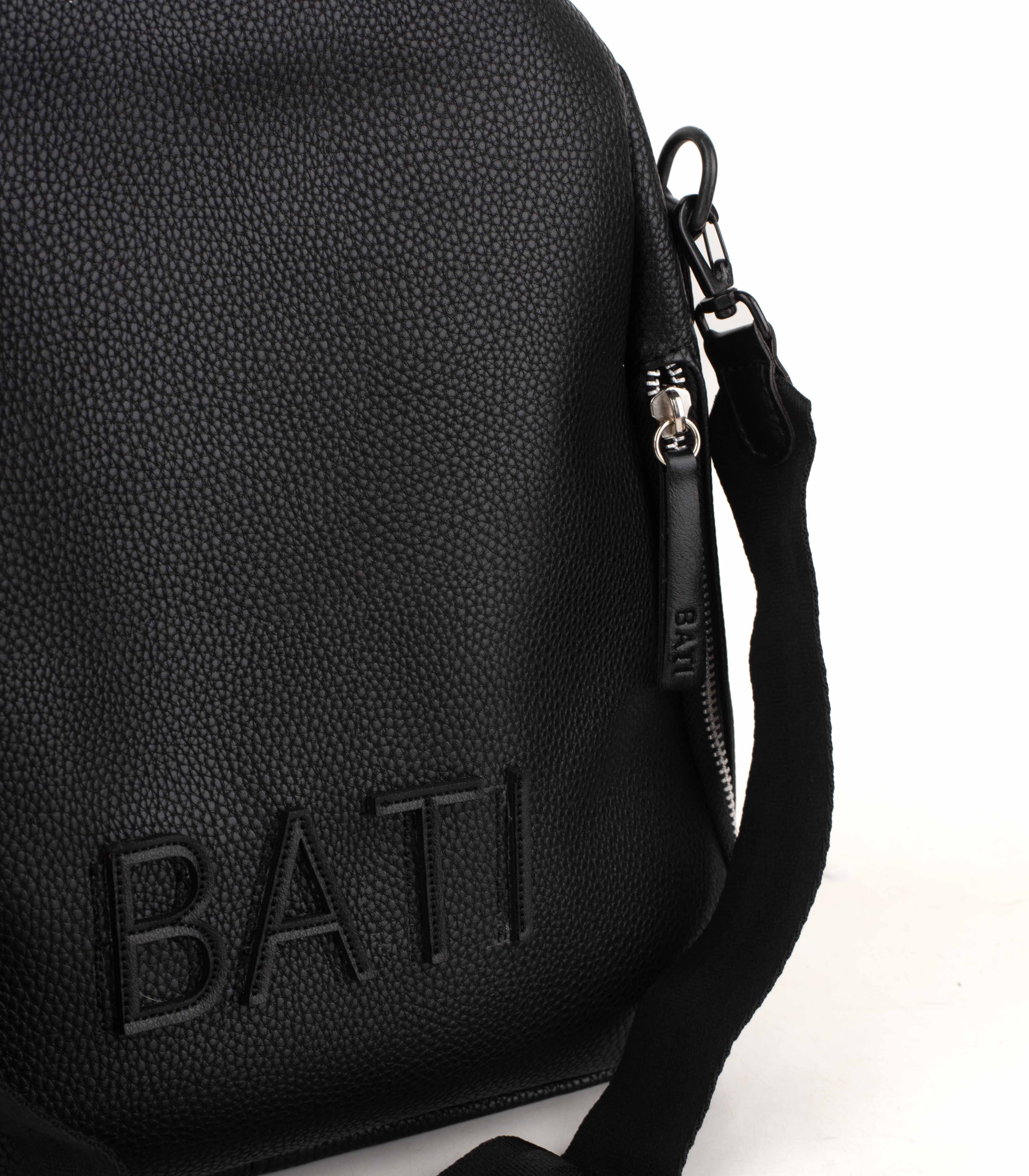 Mochila urbana de simil cuero con bolsillo lateral de Batistella — imagen 4