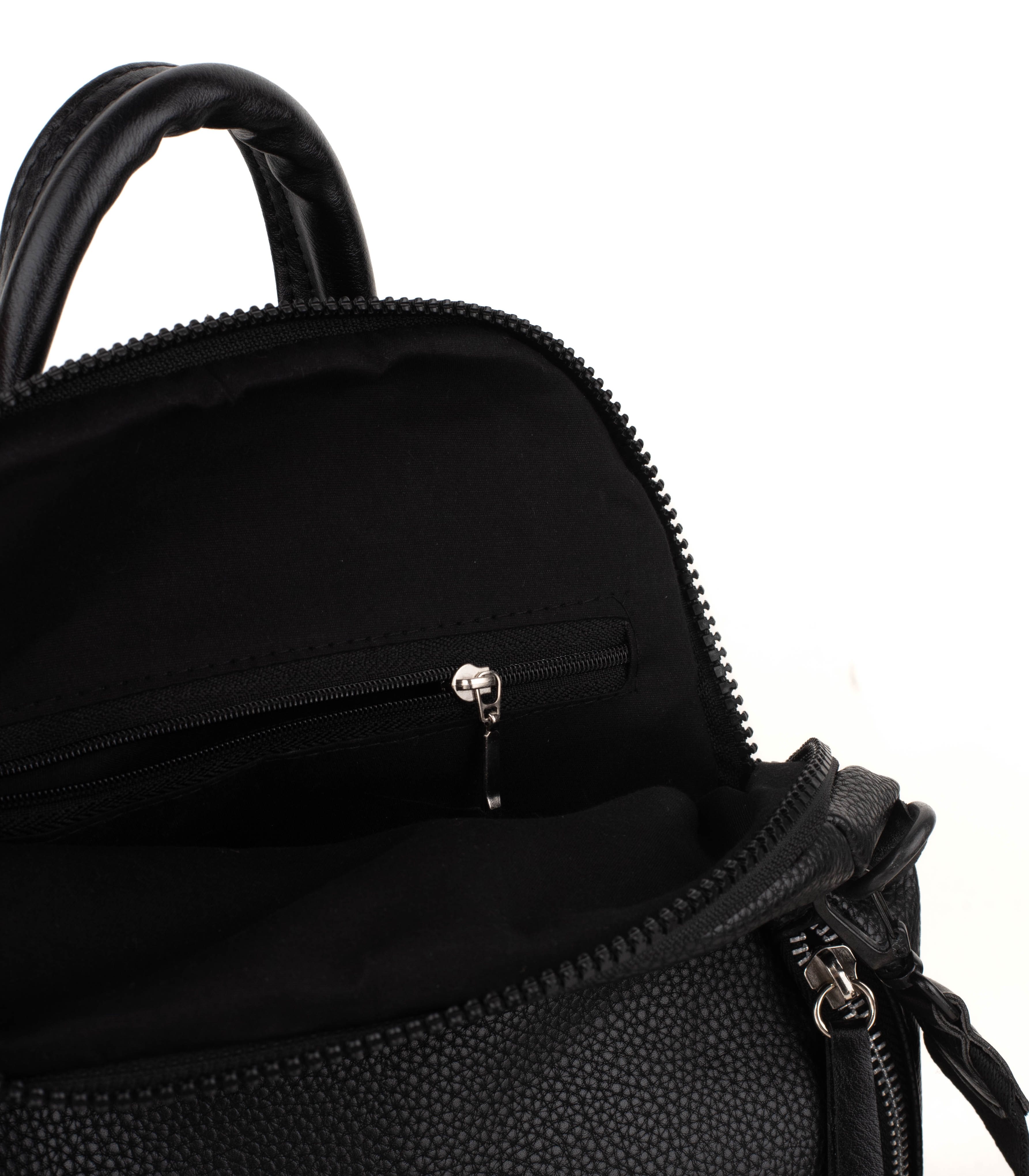 Mochila urbana de simil cuero con bolsillo lateral de Batistella — imagen 5