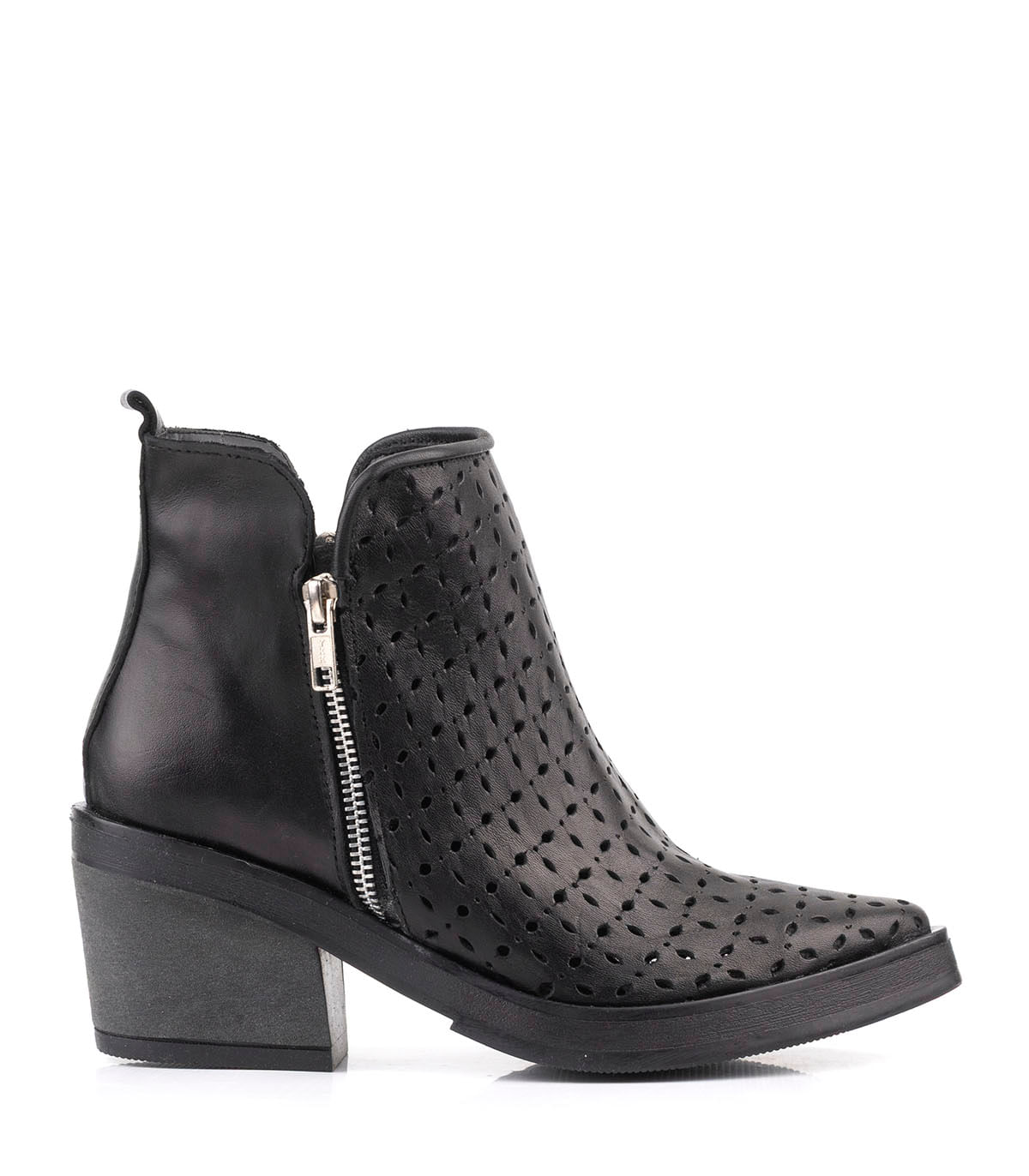 Botas cortas de cuero caladas con taco medio