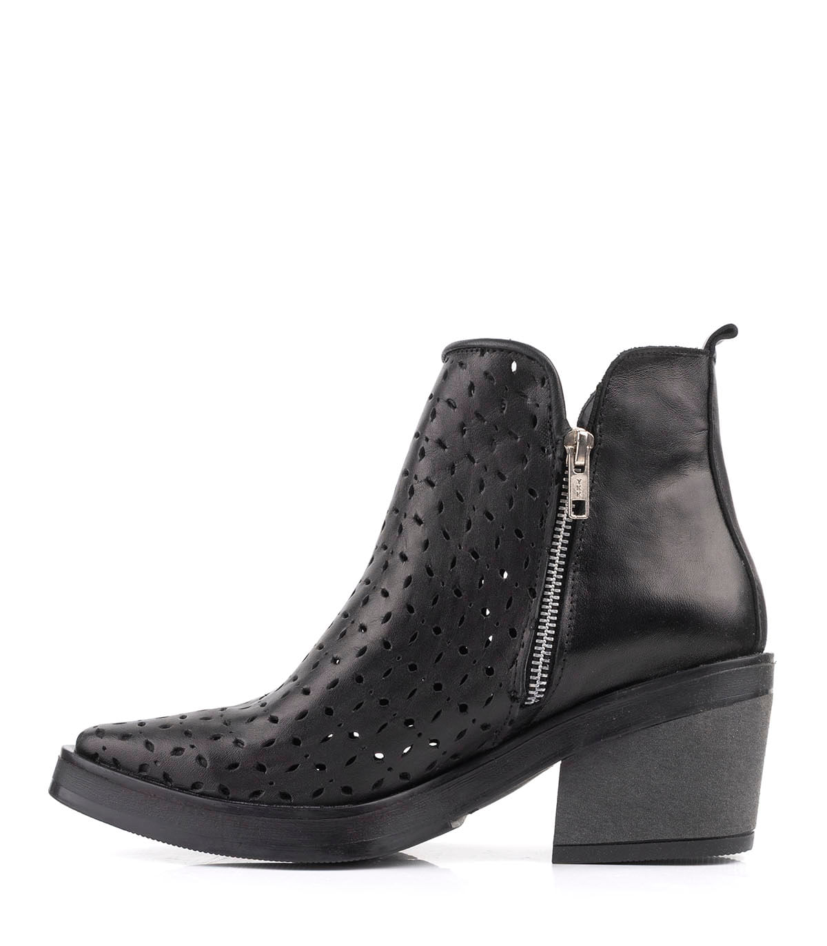 Botas cortas de cuero caladas con taco medio — imagen 2