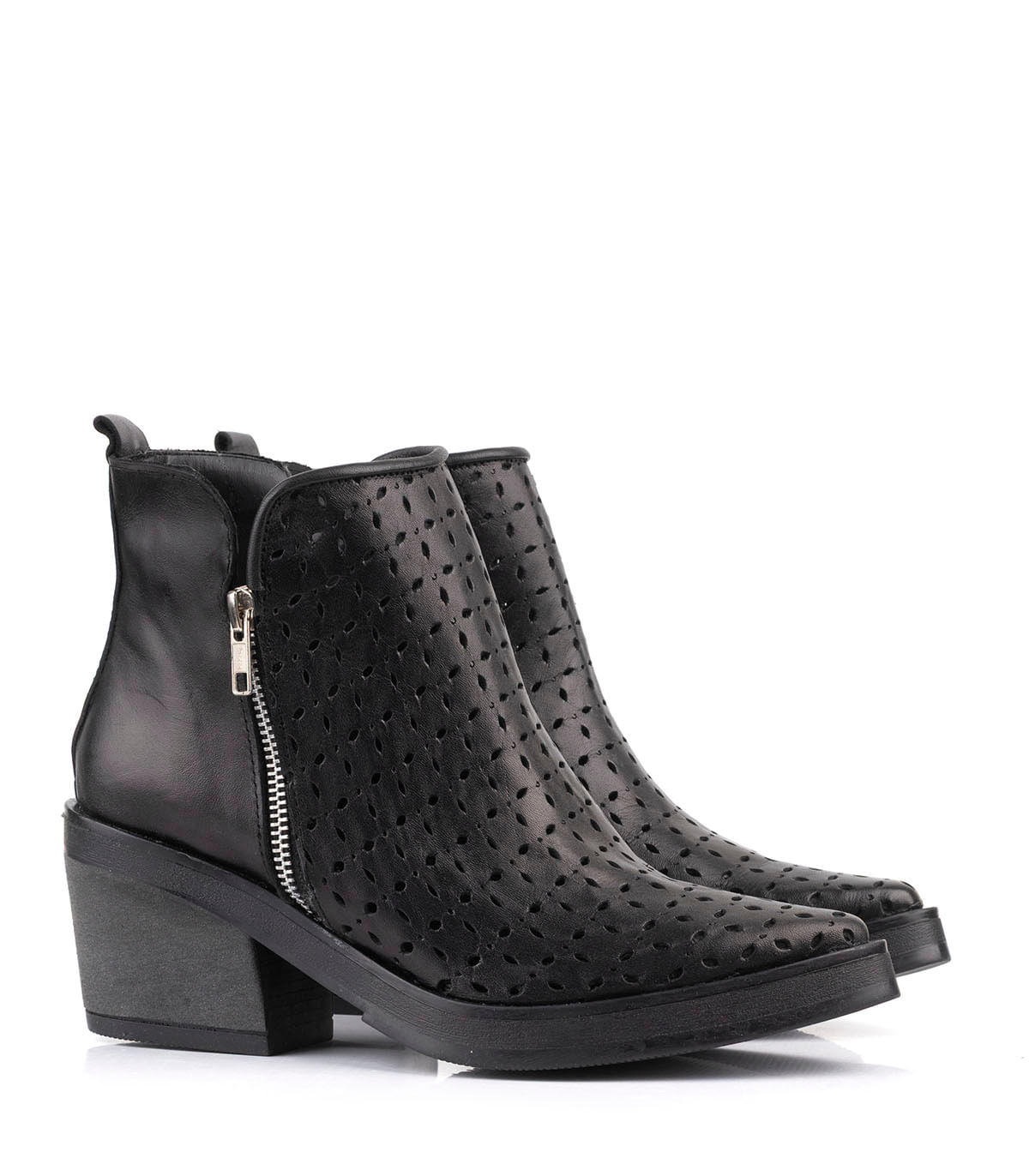Botas cortas de cuero caladas con taco medio — imagen 4