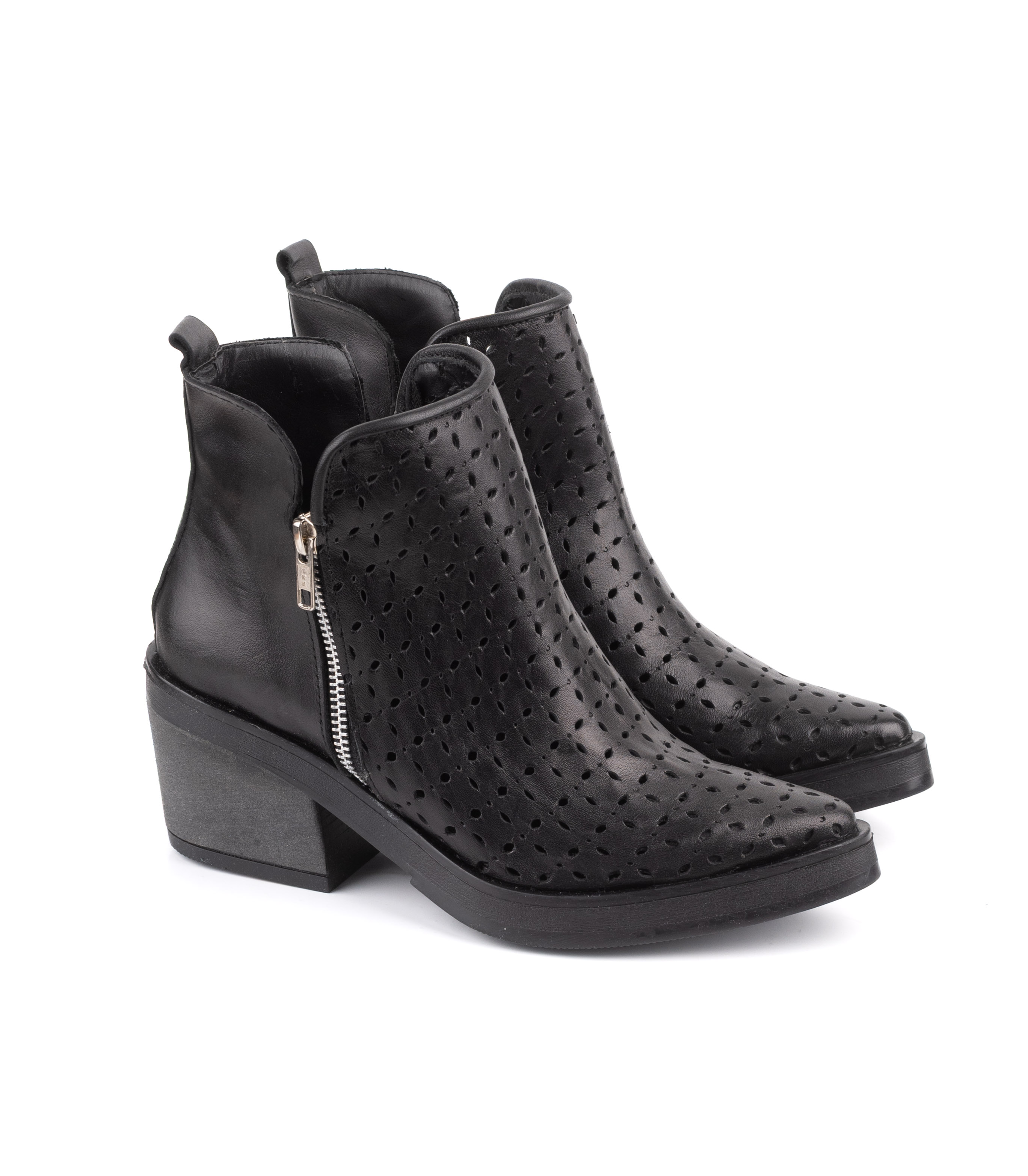 Botas cortas de cuero caladas con taco medio — imagen 5