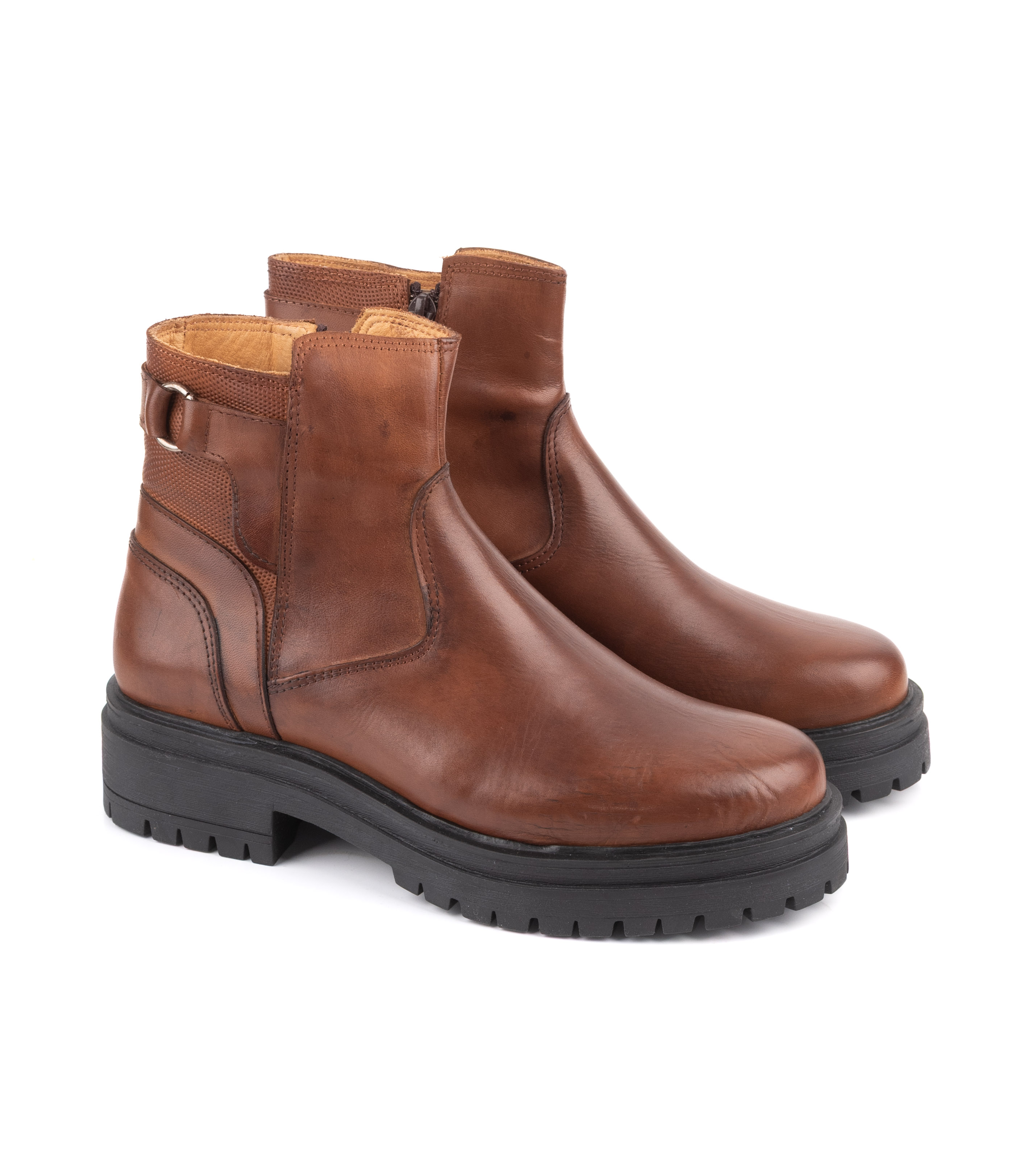 Botas cortas de cuero con base chunky y detalle texturado — imagen 5