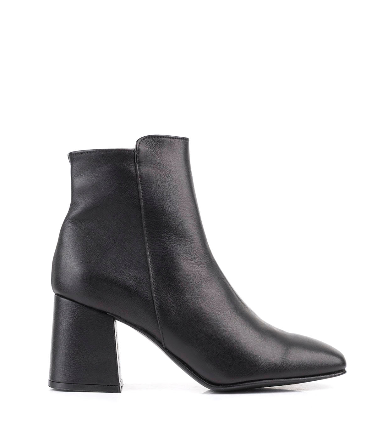 Botas cortas de cuero con taco alto y punta fina