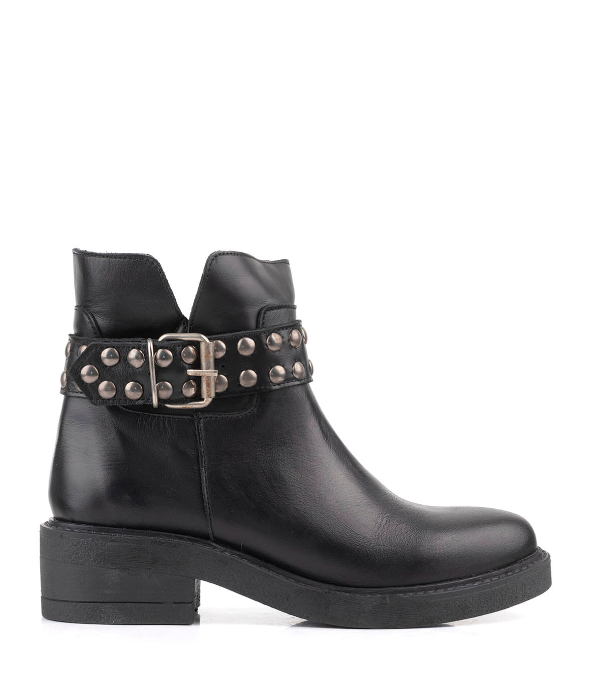 Botas cortas de cuero con detalle de tachas