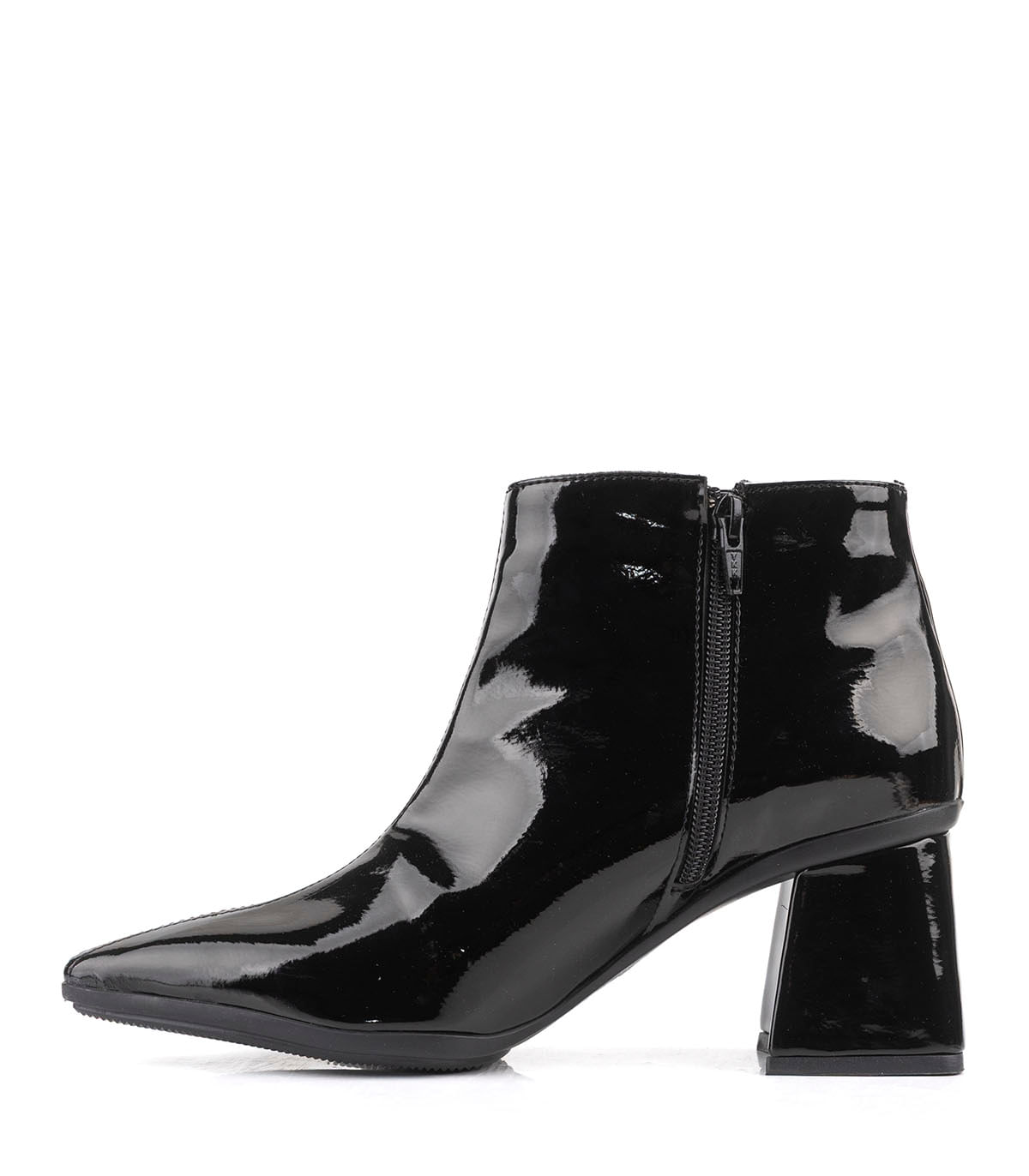 Botas cortas en simil charol con taco — imagen 2