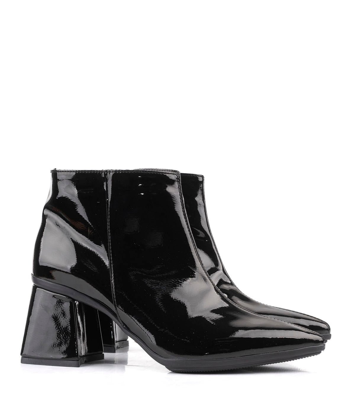 Botas cortas en simil charol con taco — imagen 3