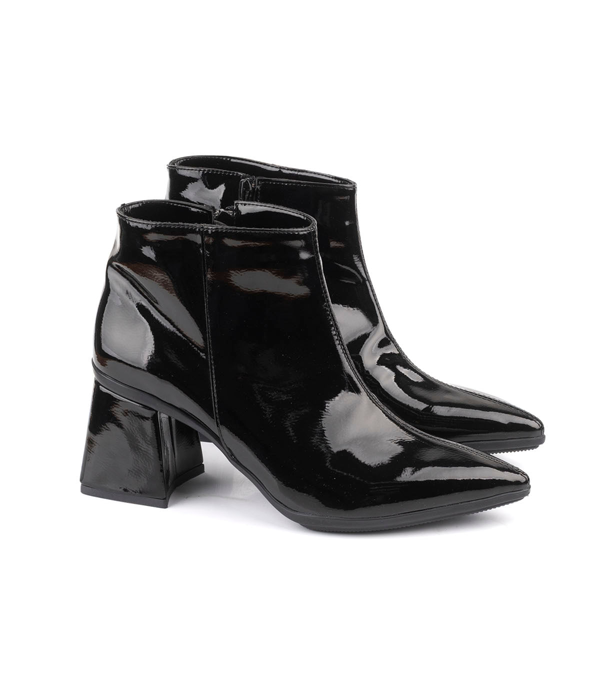 Botas cortas en simil charol con taco — imagen 4