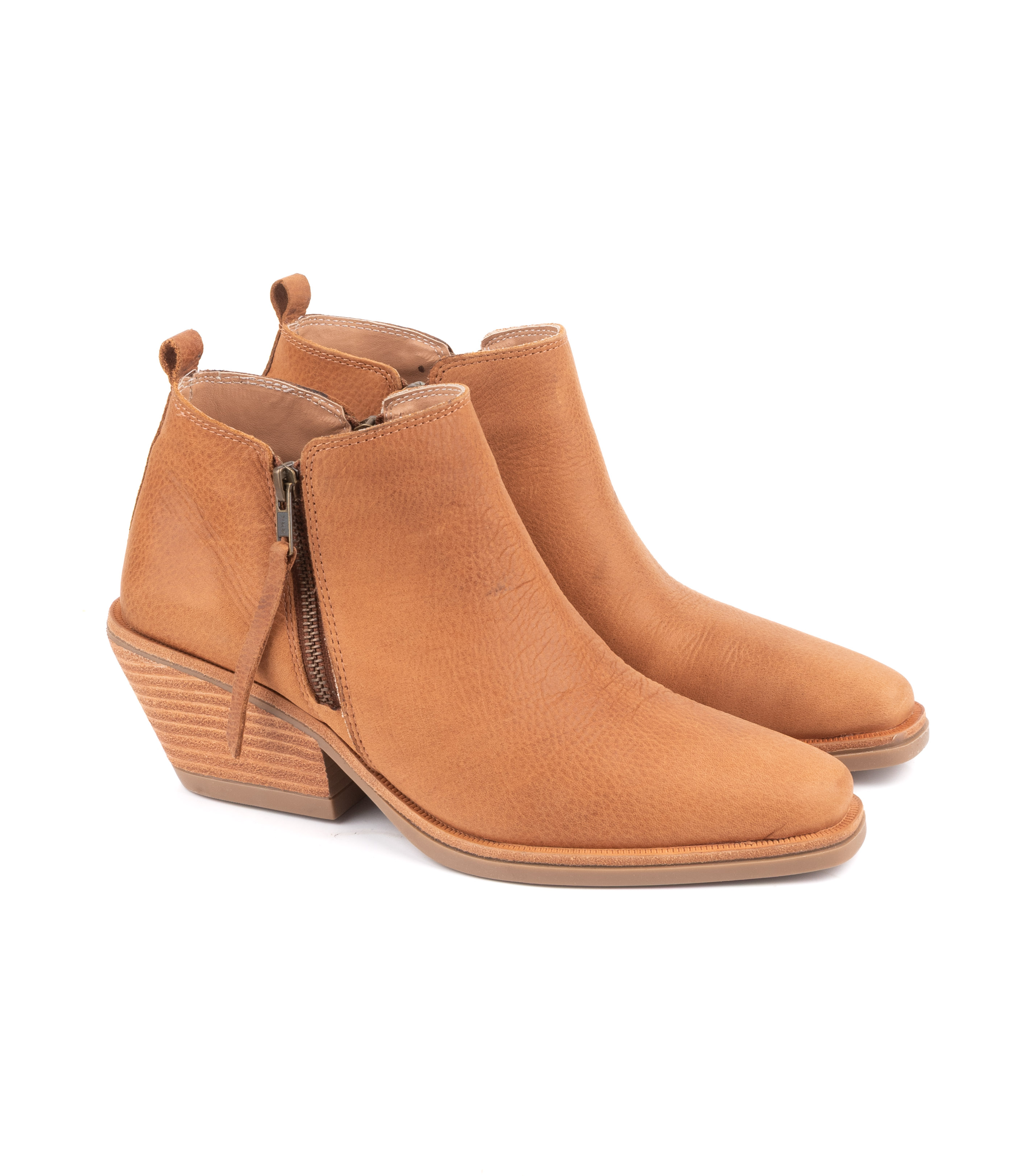 Botas cortas texanas en cuero con taco foliado - Batistella — imagen 5