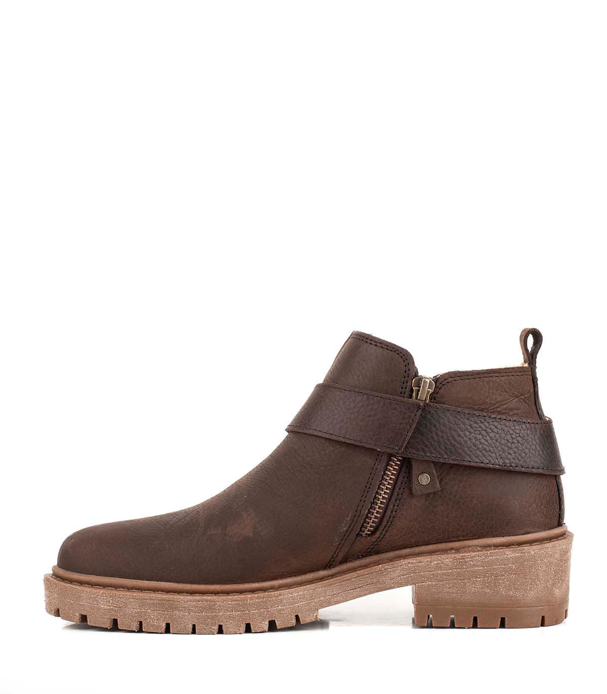 Botas cortas de cuero con tira decorativa y cierre lateral — imagen 2