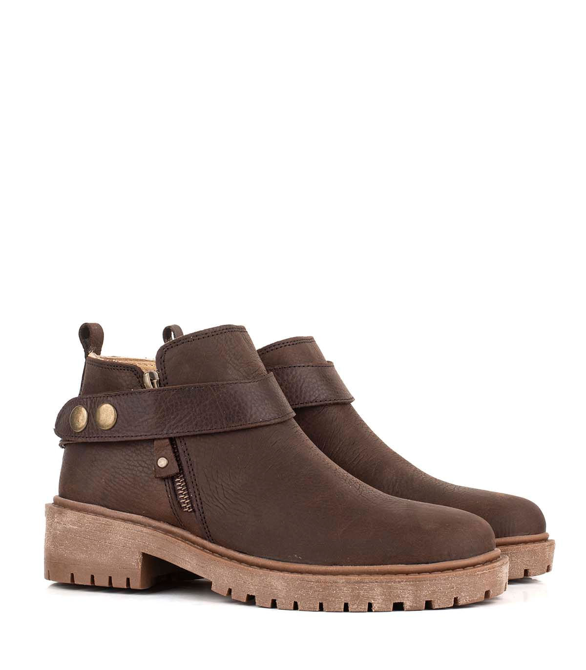 Botas cortas de cuero con tira decorativa y cierre lateral — imagen 4
