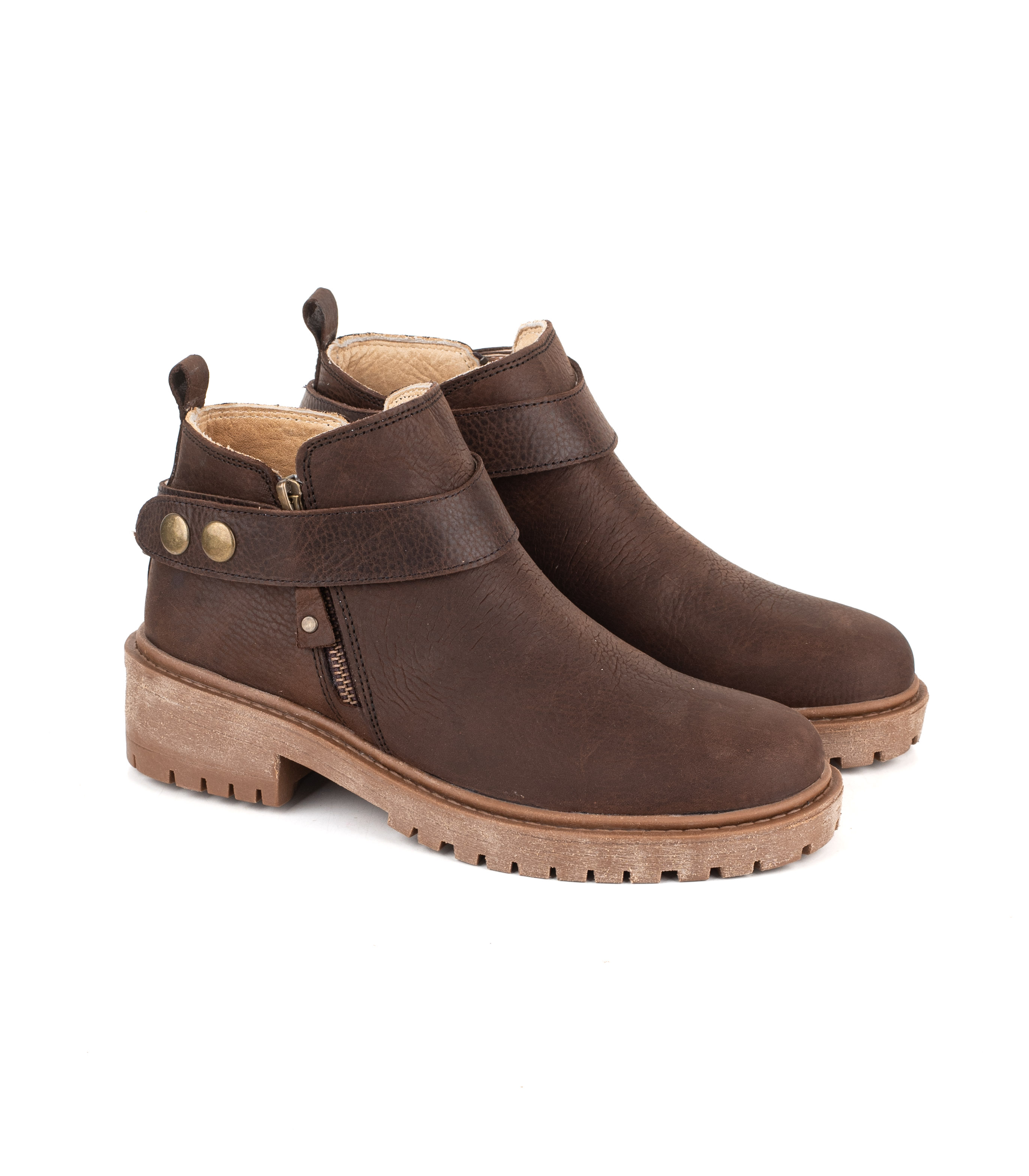 Botas cortas de cuero con tira decorativa y cierre lateral — imagen 5