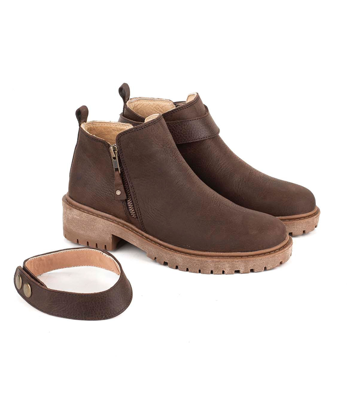 Botas cortas de cuero con tira decorativa y cierre lateral — imagen 6